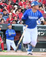 ８回、厳しい表情で試合を見つめる三浦監督（左）。手前は遊飛に倒れた牧