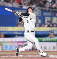 ６回、三振に倒れた角中（撮影・開出牧）