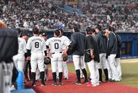 ５回の攻撃前に円陣を組むロッテナイン（撮影・開出牧）