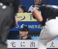 ３回、中村晃に適時打を浴びて厳しい表情を見せる吉井監督（撮影・佐々木彰尚）