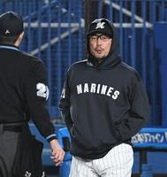 ７回裏終了時、選手交代を告げる吉井監督（撮影・佐々木彰尚）