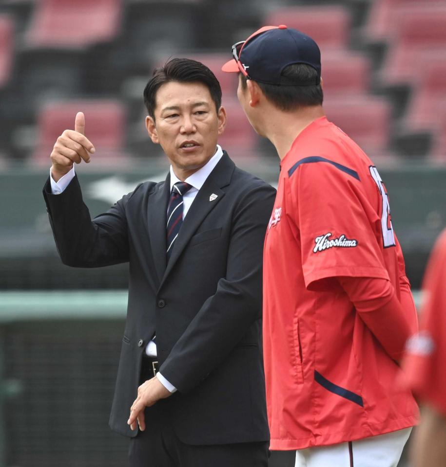 　広島・新井監督と話をする侍ジャパン・井端監督