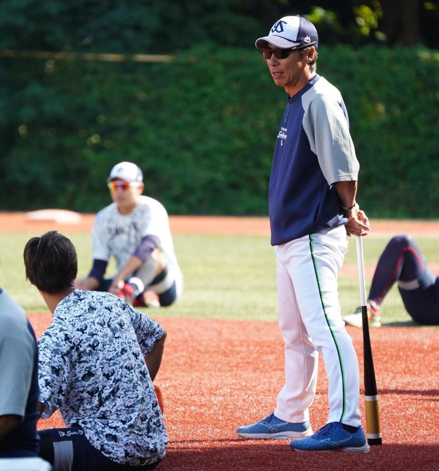 　高橋に話しかける高津監督（右）＝撮影・高石航平