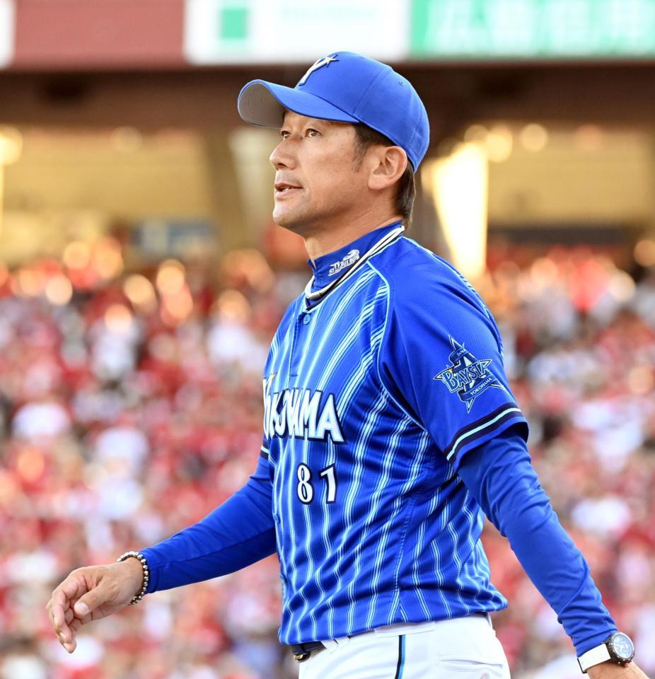 ファーストステージで敗退し、左翼席へあいさつに向かう三浦監督