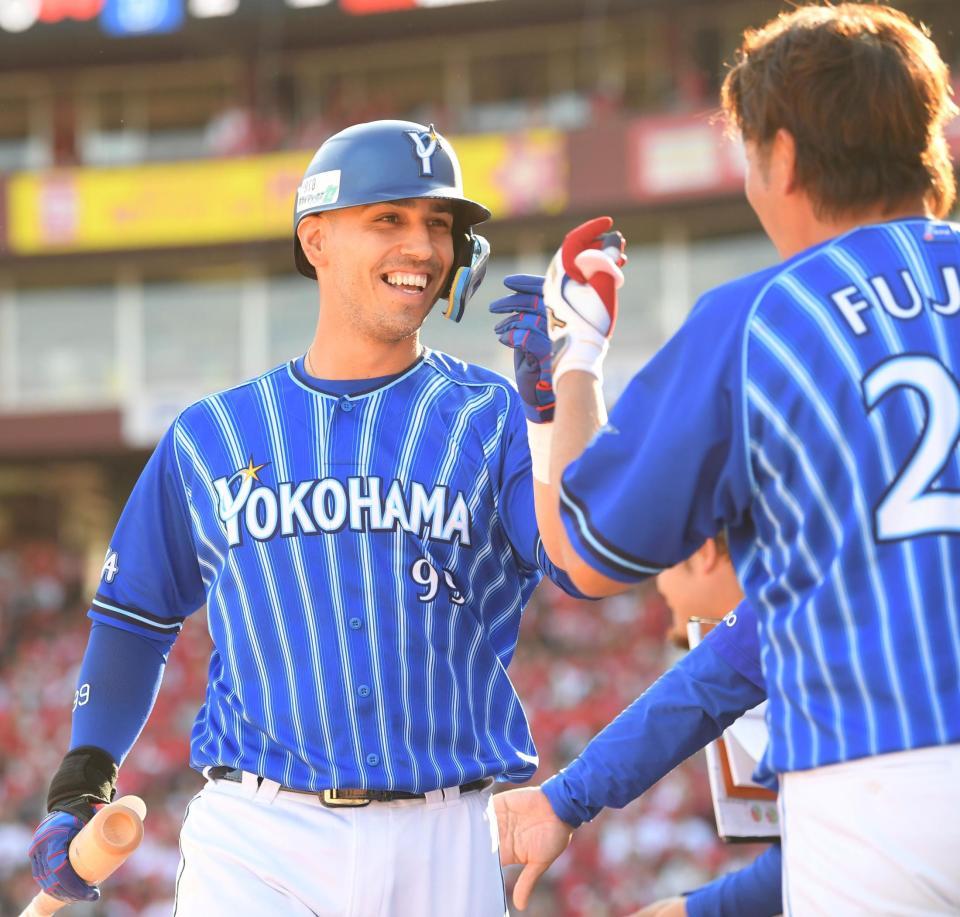 ７回、同点犠飛を放ったソトは藤田（右）に迎えられる（撮影・田中太一）