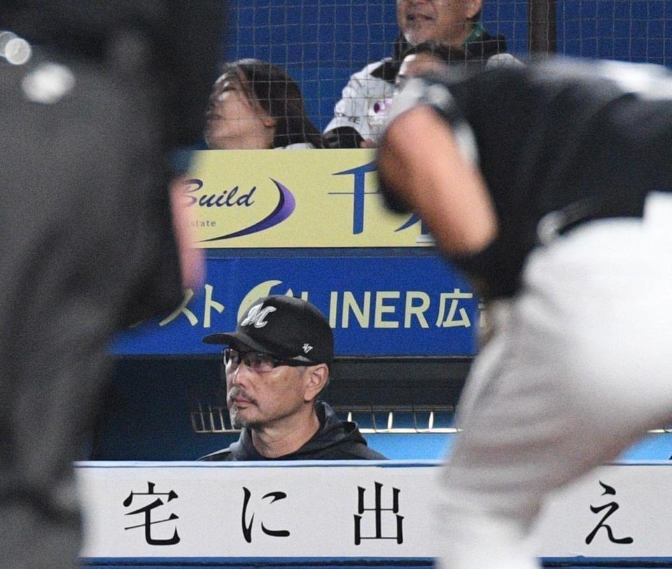 ３回、中村晃に適時打を浴びて厳しい表情を見せる吉井監督（撮影・佐々木彰尚）