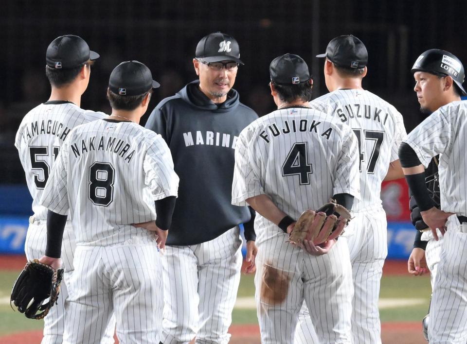 ７回、野村大を迎え、鈴木（右から２人目）を交代させる吉井監督（中央）＝撮影・伊藤笙子