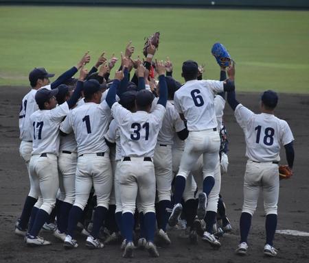 　優勝し、マウンドに集まる大商大ナイン