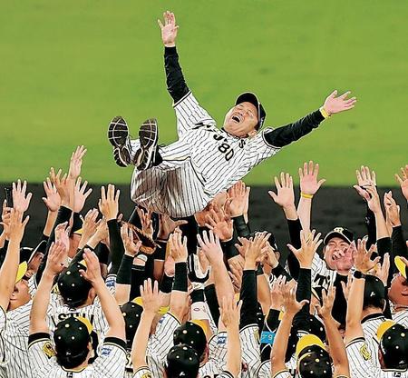 　優勝を決めナインから胴上げされる阪神・岡田彰布監督＝９月１４日