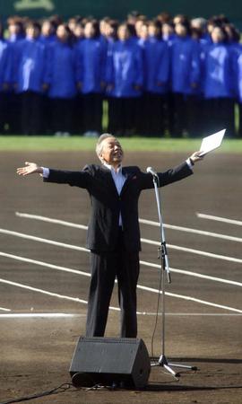 　甲子園球場でセンバツ大会歌を熱唱する谷村新司さん＝２００８年３月２２日