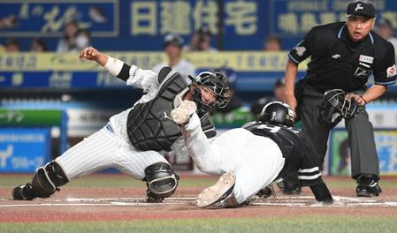 　６回、近藤の右前打で二走・柳田が本塁を突くもタッチアウト（捕手・佐藤都）＝撮影・佐々木彰尚