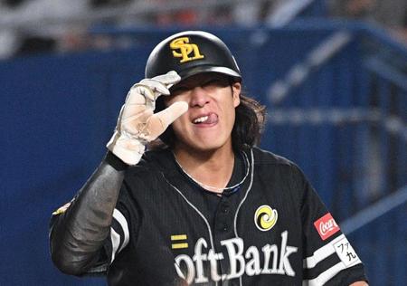 　６回、近藤の右前打で二走・柳田が本塁を突くもタッチアウト（撮影・佐々木彰尚）