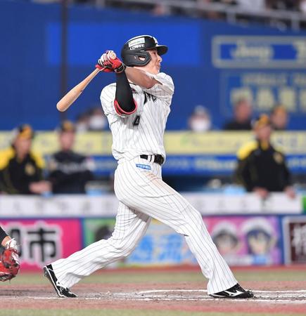 　１０回、同点の右越え３ランを放つ藤岡（撮影・開出牧）