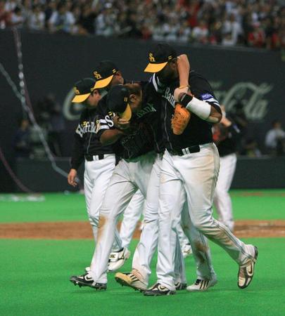 　サヨナラ負けにズレータとカブレラに抱えられてベンチへ戻る斉藤和＝２００６年１０月