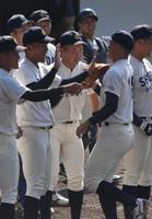 　五回、好投を見せる高太一投手（右から２人目）を出迎える上田大河投手（左から３人目）