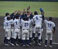 　優勝し、マウンドに集まる大商大ナイン