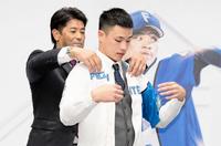 　日本ハム入りし入団会見した孫易磊（右）と稲葉ＧＭ（球団提供）