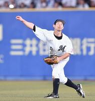 　６回、近藤の右前打で二塁から本塁を狙った柳田の生還を好返球で阻止する荻野（撮影・開出牧）