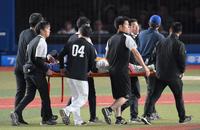 　９回、安田の打球を追う際に体を強打し、担架で運ばれる二塁手の三森（中央）＝撮影・伊藤笙子