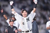 　１０回、サヨナラの右越え適時二塁打を放ちガッツポーズを決める安田（撮影・開出牧）