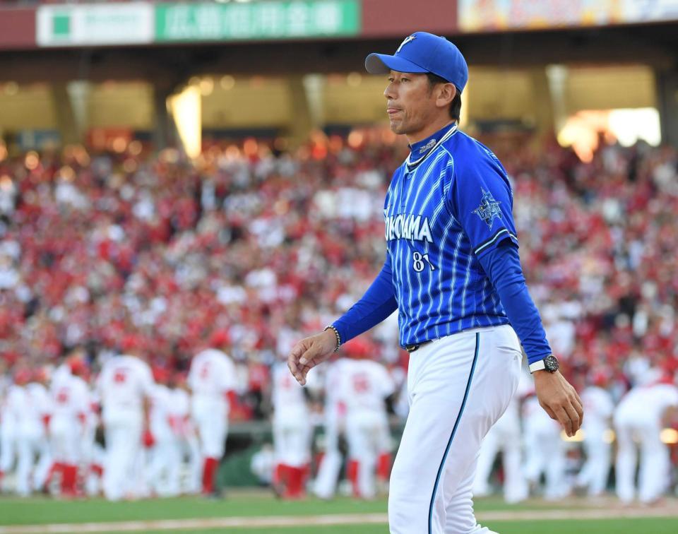 　マツダスタジアムで終戦となり、スタンドへあいさつに向かう三浦監督（撮影・田中太一）