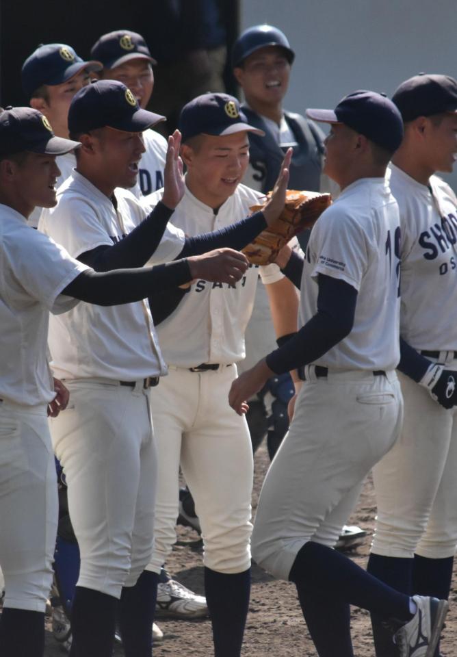 　五回、好投を見せる高太一投手（右から２人目）を出迎える上田大河投手（左から３人目）