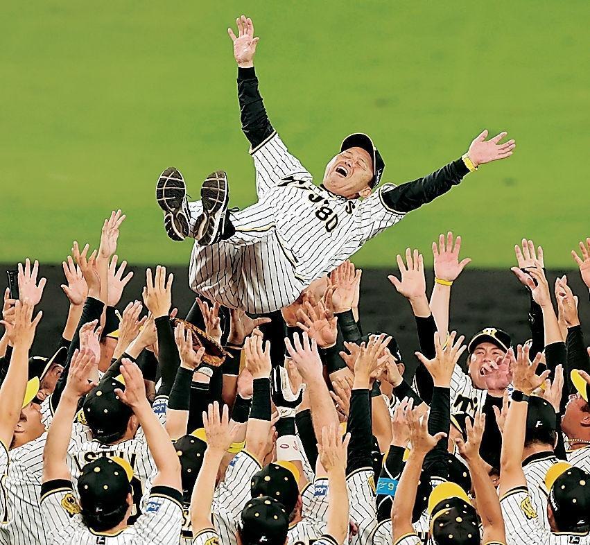 　優勝を決めナインから胴上げされる阪神・岡田彰布監督＝９月１４日