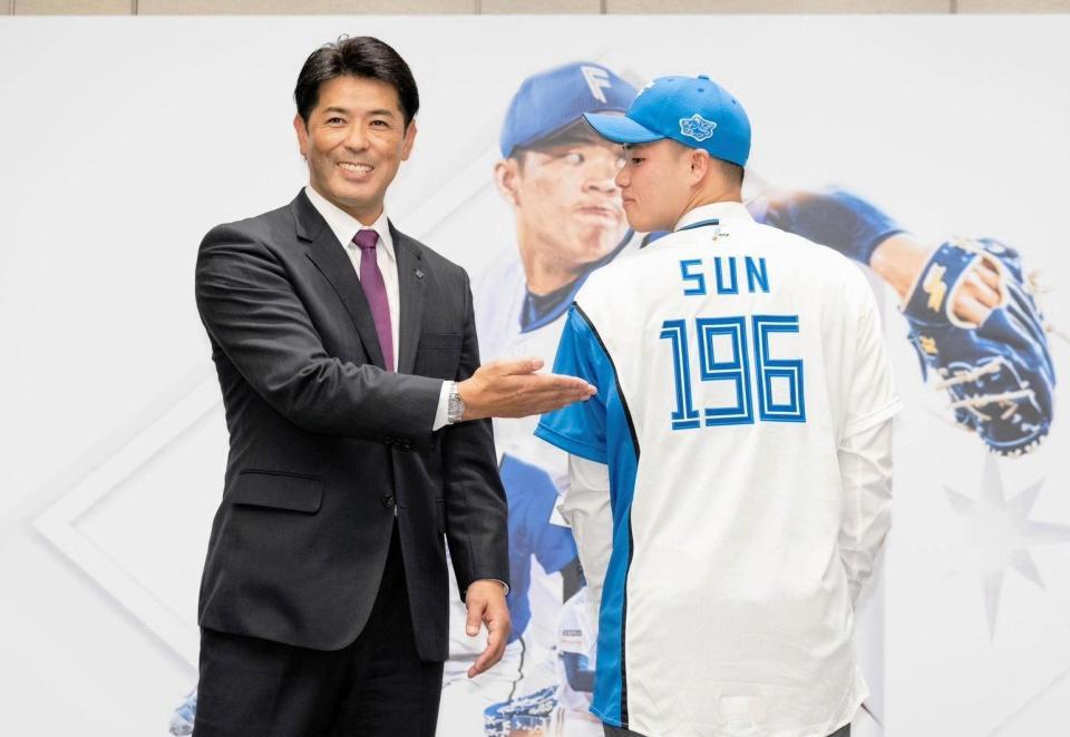 　日本ハム入りし入団会見した孫易磊（右）と稲葉ＧＭ（球団提供）