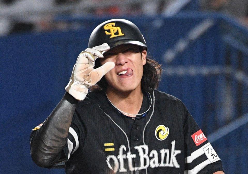 　６回、近藤の右前打で二走・柳田が本塁を突くもタッチアウト（撮影・佐々木彰尚）