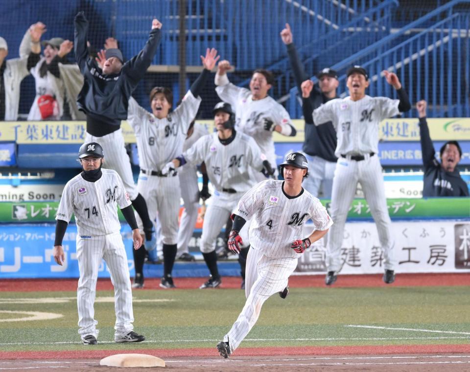 　１０回、右中間へ同点３ランを放った藤岡（中央）と盛り上がるロッテナイン（撮影・伊藤笙子）