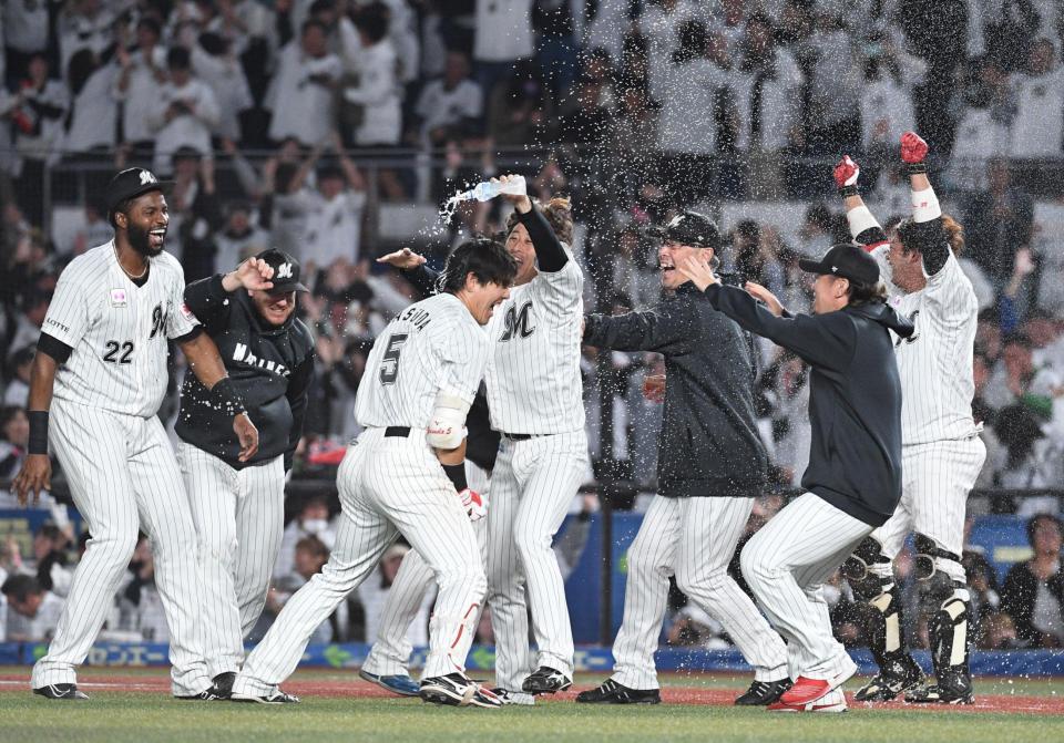 　１０回、右中間にサヨナラ打を放ち、吉井監督らに祝福される安田（撮影・佐々木彰尚）