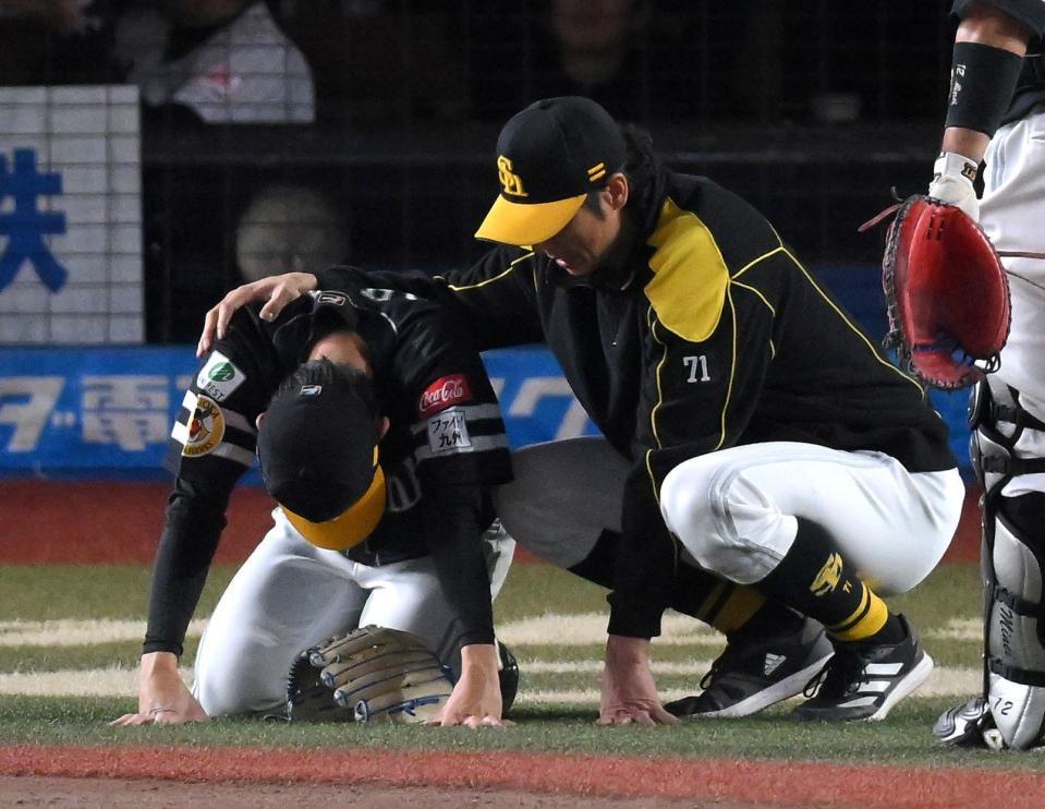 　１０回、安田にサヨナラ打を浴びうずくまる大津（左）と慰める斉藤コーチ（撮影・伊藤笙子）