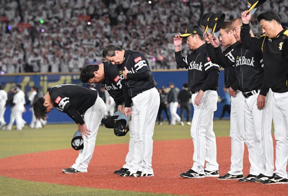 　ファンにあいさつをする藤本監督（左から２人目）らナイン（撮影・佐々木彰尚）