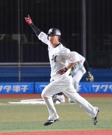 　１０回、同点３ランを放ち、右手を突き出して走り出す藤岡（撮影・伊藤笙子）