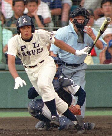 ＰＬ学園・今江が左前に２点タイムリー打を放つ＝２０００年８月９日、甲子園