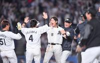　１０回、サヨナラ二塁打を放ち吉井監督（後方右）らナインから手荒い祝福を受ける安田（５）＝撮影・開出牧