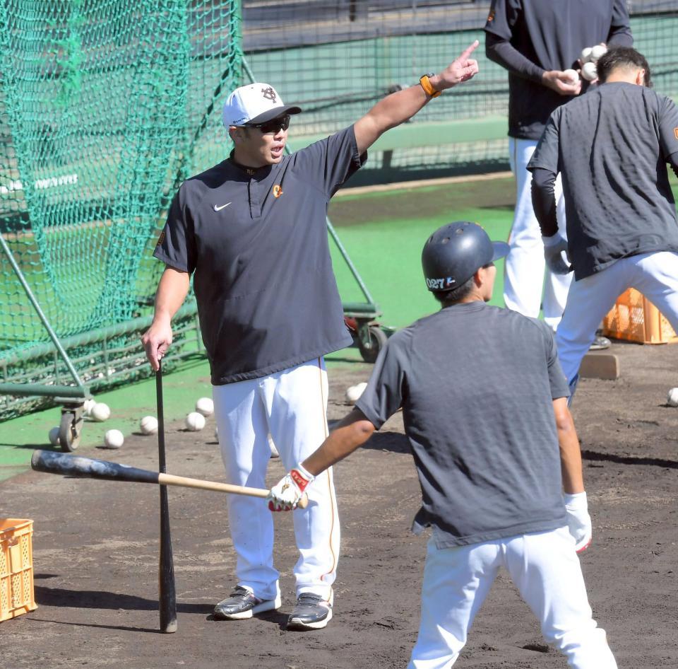 　北村（手前）を指導する阿部監督（撮影・佐藤厚）