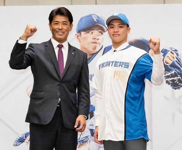 　日本ハム入りが決まり入団記者会見した孫易磊投手