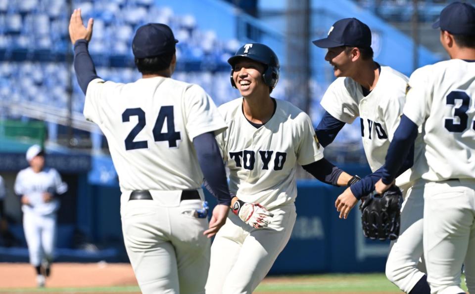 　延長１０回東洋大１死満塁、サヨナラ打を奈ハチ祝福される代打・東洋大・楠悠磨（（左）から２人目）＝撮影・金田祐二
