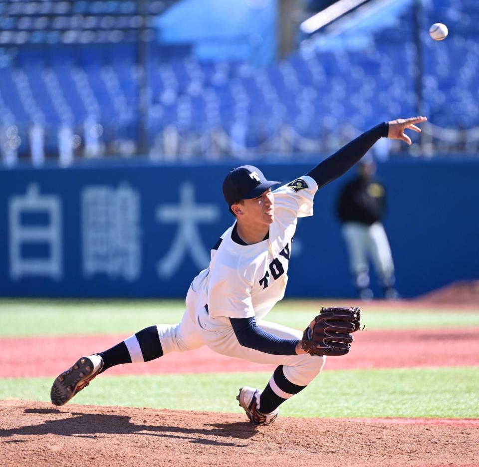 　３回、投球でバランスを崩す東洋大・細野晴希（撮影・金田祐二）