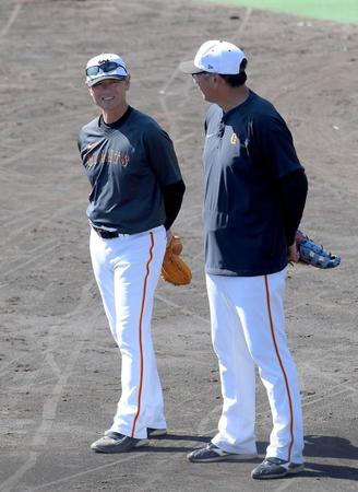 　駒田徳広３軍監督（右）と話す桑田真澄２軍監督（撮影・佐藤厚）
