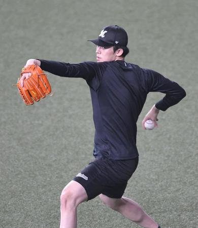 　入念にキャッチボールする佐々木朗＝１７日