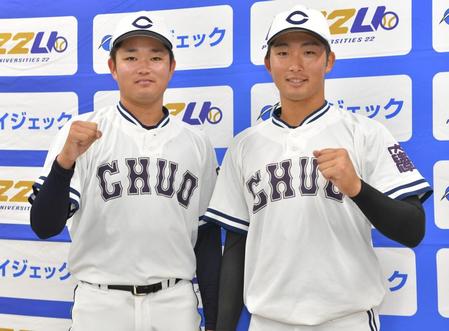 　試合後、笑顔でガッツポーズの中大・石田裕太郎（左）と中前祐也（撮影・西岡正）