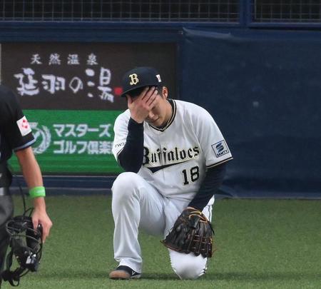 　６回、荻野に勝ち越しの適時打を打たれて肩を落とす山本（撮影・堀内翔）