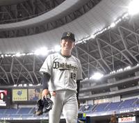 　グラウンドでの練習を終え、笑顔で引き揚げる山本（撮影・北村雅宏