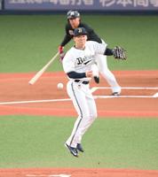 　１回、藤岡の打球にジャンプをしながらグラブを出す山本（撮影・堀内翔）