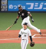 　１回、ポランコに先制の２点適時二塁打を打たれた山本（撮影・堀内翔）