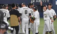 　４回攻撃前、円陣を組むオリックスナイン（撮影・北村雅宏）