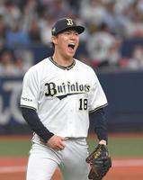 　５回、岡を空振り三振に仕留め、ほえる山本（撮影・北村雅宏）