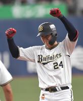 　６回、勝ち越しとなる適時打を放った紅林は両拳を握る（撮影・北村雅宏）